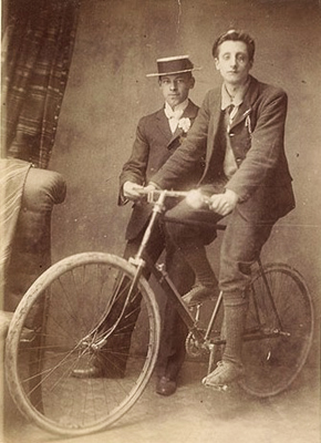 Фотографія біля велосипеду – мода початку ХХ століття.